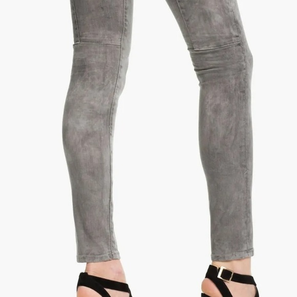 NWOT VINCE MARBLED LASER WASH SKINNY JEANS WITH WELT POCKETS AND SEAMING DETAIL - Picture 10 of 16